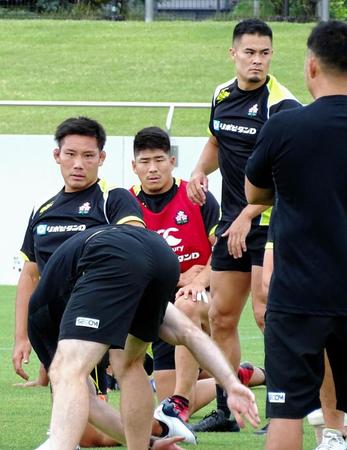 　ラグビー日本代表が合宿。練習生スタートからＷ杯代表入りを狙う三浦（左）