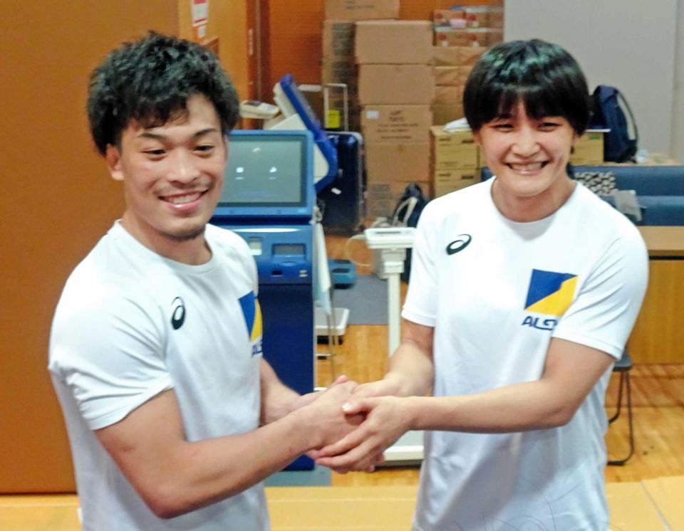 　非五輪階級の６３キロ級で世界切符を獲った太田忍（左）とセコンドについた伊調馨