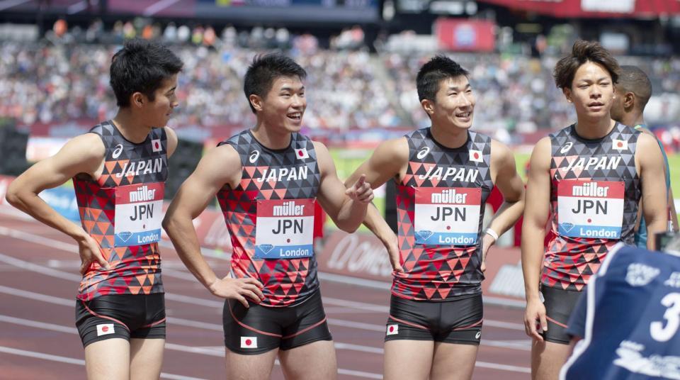　日本歴代３位の３７秒７８で２位に入った日本チーム。左から多田、小池、桐生、白石＝ロンドン（共同）