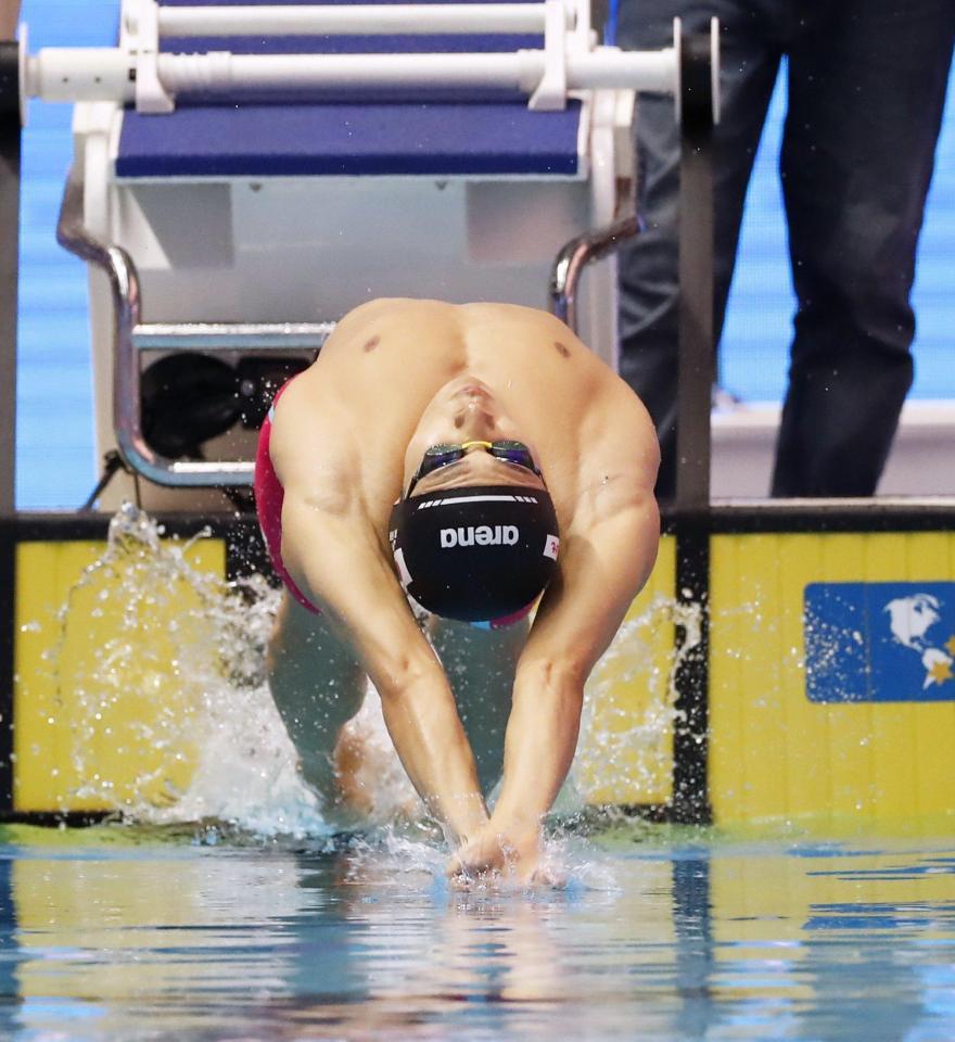 　男子１００メートル背泳ぎ予選でスタートする入江陵介