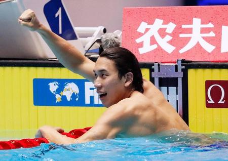 男子２００メートル自由形決勝で１分45秒22の日本新で銀メダルを獲得し、ガッツポーズする松元克央＝光州（共同）