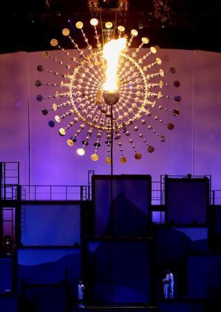 　２０１６年８月のリオデジャネイロ五輪の開会式で点火された聖火台。聖火台は太陽をイメージ（共同）