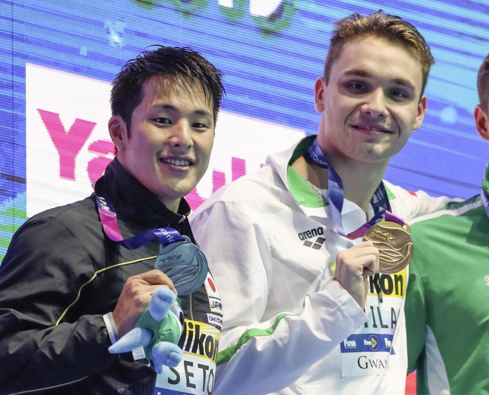 　男子２００メートルバタフライで銀メダルを獲得した瀬戸大也。右は金メダルのクリシュトフ・ミラク＝光州（共同）