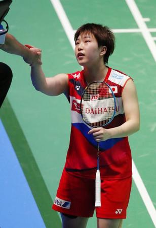 　中国選手に勝利し審判と握手する山口茜＝武蔵野の森総合スポーツプラザ