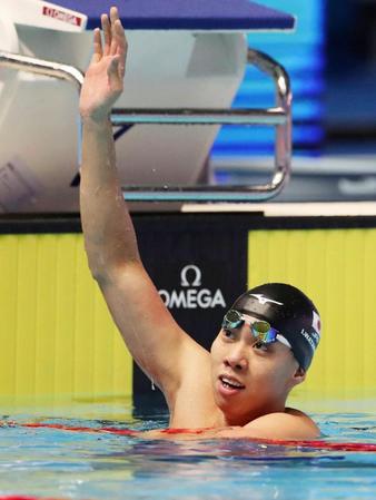 男子２００メートル平泳ぎで銅メダルを獲得し、歓声に応える渡辺一平＝光州（共同）