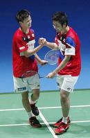 　マレーシアのペアに勝利し握手する遠藤（右）、渡辺組＝武蔵野の森総合スポーツプラザ