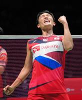 準決勝進出を決めてガッツポーズをする桃田賢斗＝東京・調布市武蔵野の森総合スポーツプラザ（撮影・堀内翔）