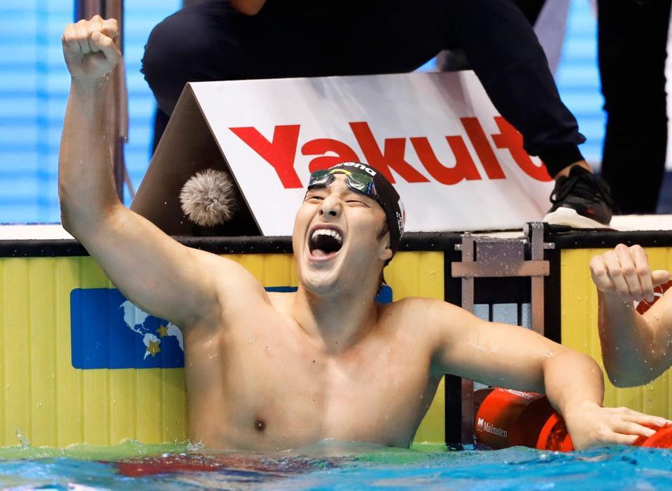 　水泳の世界選手権男子２００メートル個人メドレーで金メダルを獲得し喜ぶ瀬戸大也。東京五輪の代表に決まった（共同）
