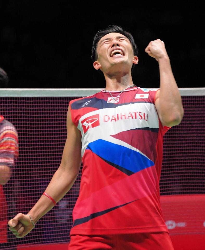 準決勝進出を決めてガッツポーズをする桃田賢斗＝東京・調布市武蔵野の森総合スポーツプラザ（撮影・堀内翔）