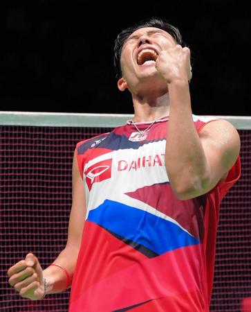 　準決勝進出を果たしてガッツポーズをする桃田賢斗（撮影・堀内翔）