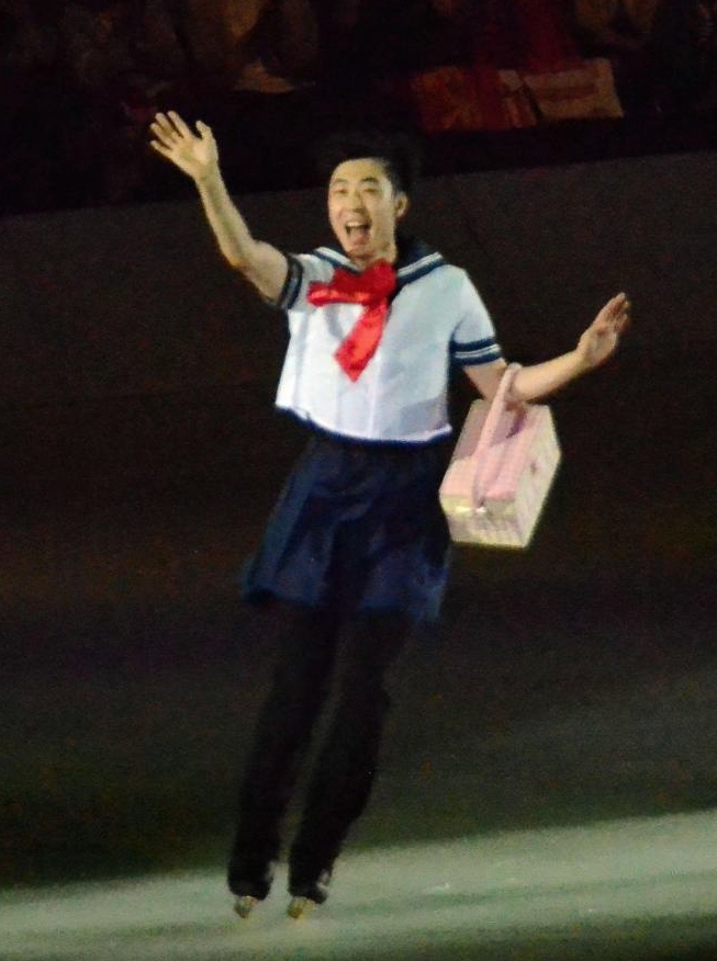 ダンスバトルにセーラー服姿で登場した金博洋＝丸善インテックアリーナ大阪