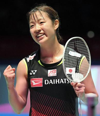 　決勝進出を決めてガッツポーズをする奥原