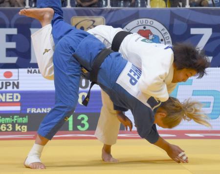 　女子６３キロ級準決勝　オランダ選手（下）を攻める鍋倉那美＝ザグレブ（共同）