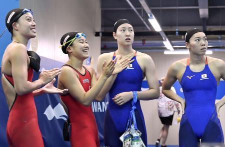 　女子４００メートルメドレーリレー予選の順位を確認する（左から）大本、牧野、酒井、青木玲。東京五輪出場枠を獲得した＝光州（共同）