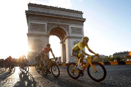 　ツール・ド・フランス最終ステージ、総合優勝へ向け、凱旋門前を駆け抜けるエガン・ベルナル＝２８日、パリ（ＡＰ＝共同）