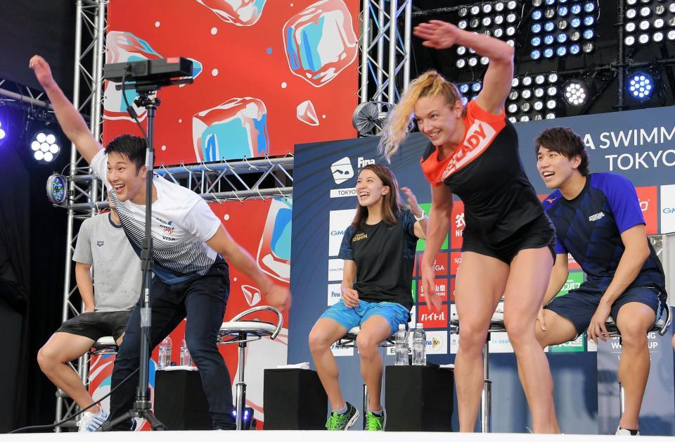 水泳体験型ゲームで盛り上がる瀬戸大也。右はカティンカ・ホッスー、後方は大橋悠依、松元克央＝東京・六本木（撮影・堀内翔）