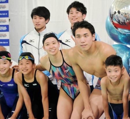 セントラルスポーツ・ラボ・トレーニングセンターのオープニングイベントに出席した松元克央（中央右）、寺村美穂（同左）、谷川航（後列左）、萱和磨（同右）＝習志野市内