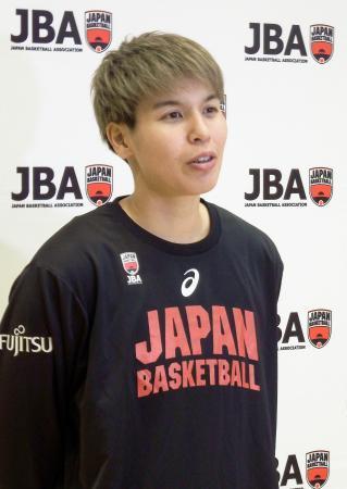 　取材に応じるバスケットボール女子の渡嘉敷＝１日、東京都北区の味の素ナショナルトレーニングセンター