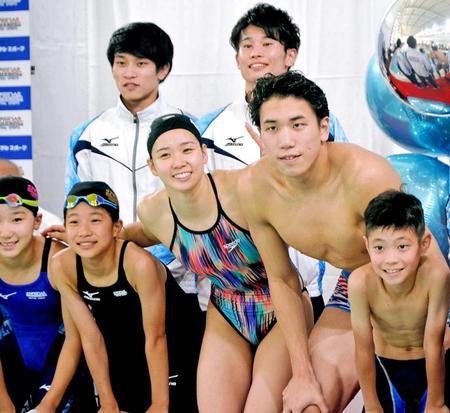 　イベントに出席した松元克央（右から２人目）ら