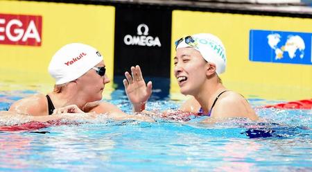 女子４００メートル個人メドレー決勝で優勝のホッスー（左）を祝福する２着の大橋