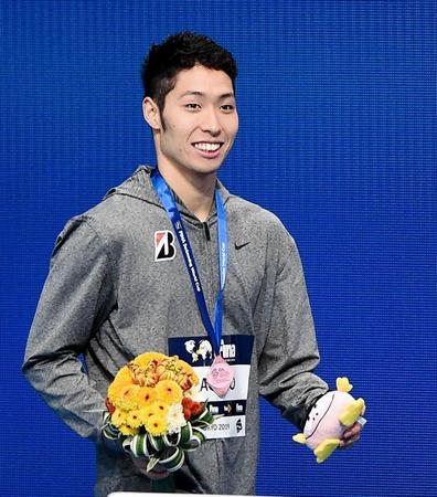 ２００メートル個人メドレー決勝で銅メダルに輝き笑顔の萩野公介＝東京辰巳国際水泳場（撮影・開出牧）