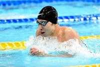 ２００メートル個人メドレーで力強い泳ぎを見せる萩野公介＝東京辰巳国際水泳場（撮影・開出牧）