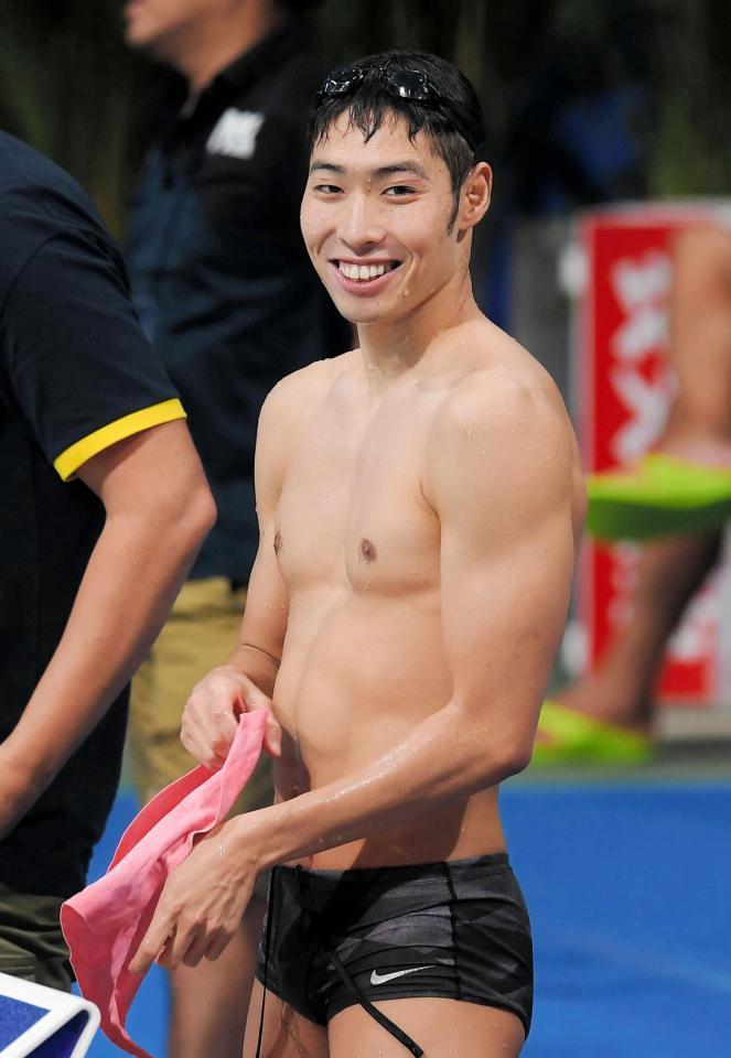 　練習中、笑顔を見せる萩野