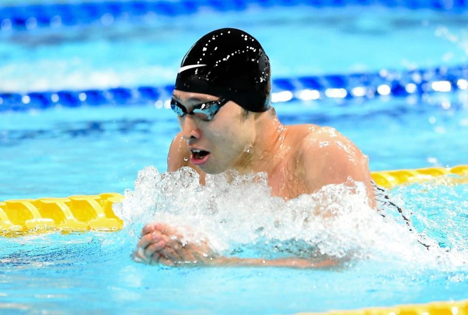 ２００メートル個人メドレーで力強い泳ぎを見せる萩野公介＝東京辰巳国際水泳場（撮影・開出牧）