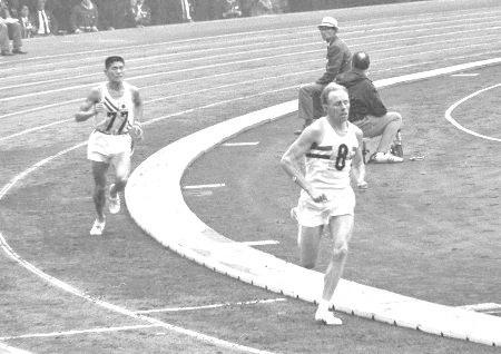 　１９６４年１０月の東京五輪のマラソンで、国立競技場のトラックで円谷幸吉選手（左）を抜き銀メダルを獲得したベイジル・ヒートリーさん