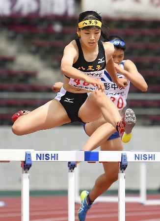 　女子４００メートル障害決勝　５８秒１４で優勝した八王子学園八王子・津川瑠衣＝タピック県総ひやごんスタジアム