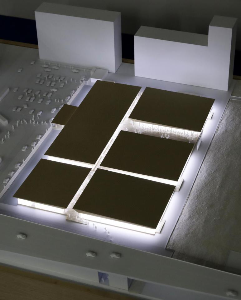 　２０２０年東京五輪・パラリンピック組織委員会が公表した「ビレッジプラザ」の模型＝５日午後、東京都中央区