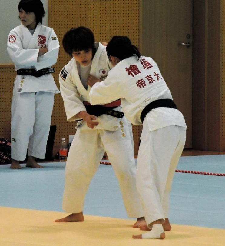 　女子代表合宿で乱取りを行う志々目愛（中央）