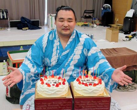 　３４歳の誕生日を迎えケーキで祝福される鶴竜