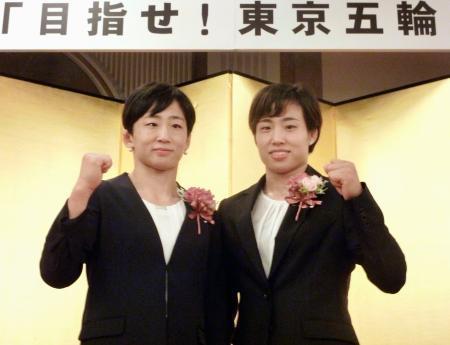 　レスリング世界選手権の壮行会でポーズをとる女子５０キロ級代表の入江ゆき（左）と５５キロ級代表の妹ななみ＝１０日、北九州市