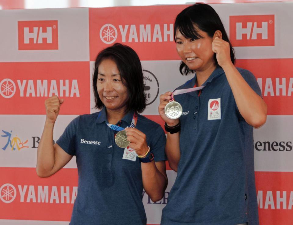 　銀メダルで東京五輪代表に内定した吉田愛（左）と吉岡美帆