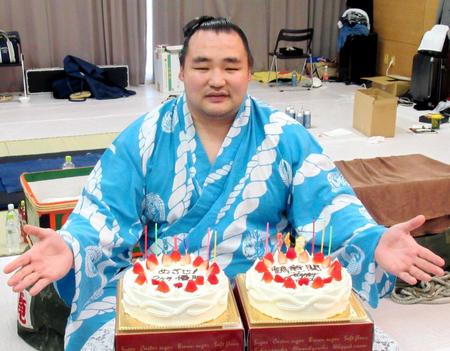 　３４歳誕生日を迎えケーキで祝福される鶴竜