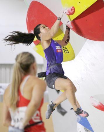 　女子ボルダリング予選の野中生萌＝エスフォルタアリーナ八王子