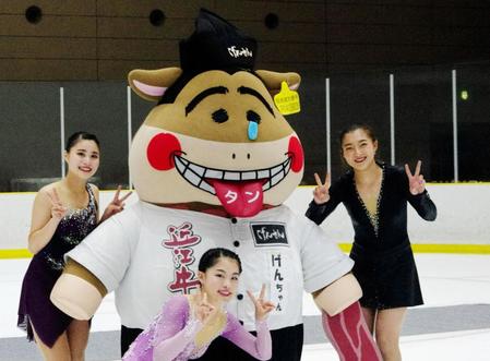 げんさんサマーカップで優勝した横井ゆは菜（中央）、２位の坂本花織（右）、３位の白岩優奈は大会スポンサーのマスコット「げんちゃん」とポーズ