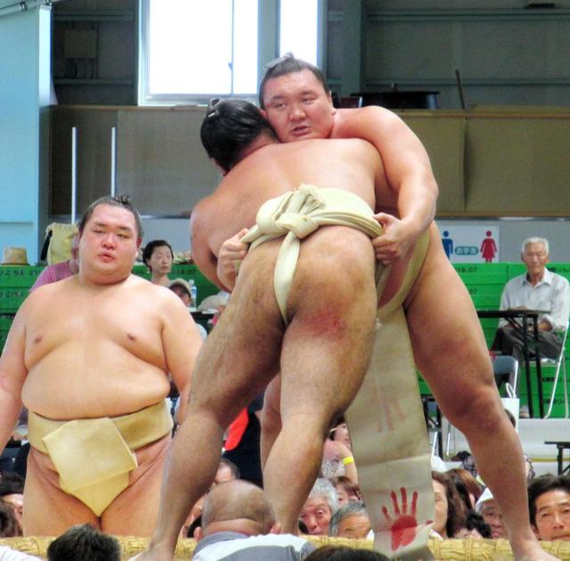 白鵬 夏巡業で初代若乃花の得意技 呼び戻し を披露 スポーツ デイリースポーツ Online