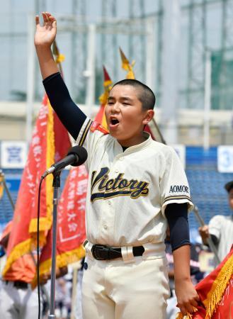 神宮で全日本学童軟式野球開会式参加５１チームが入場行進