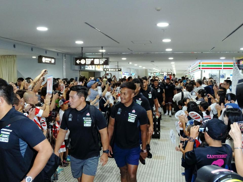 網走合宿を控えて女満別空港に到着、大歓迎されるラグビー日本代表ＦＢ松島（中）ら