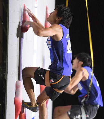 　男子複合予選でスピードに臨む楢崎智亜と明智（奥）