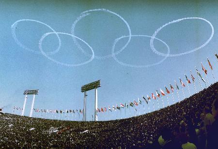 　１９６４年東京五輪の開会式で、国立競技場の上空にブルーインパルスが描いた五輪マーク