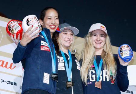 　女子複合で銀メダルを獲得し、表彰式で笑顔を見せる野口啓代（左）。中央は優勝したヤンヤ・ガルンブレト、右は３位のショーナ・コクシー＝エスフォルタアリーナ八王子