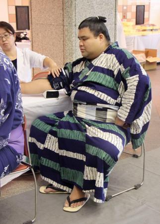 　健康診断で血圧を測る高安＝２１日、東京・両国国技館