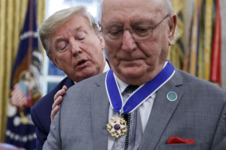 　ボブ・クージー氏に大統領自由勲章を授与するトランプ大統領＝２２日、ワシントン（ＵＰＩ＝共同）