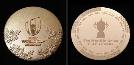 　「チームウェルカムセレモニー」でチームに贈られるメダル。左が表
