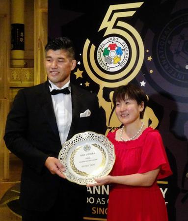 国際柔道連盟の表彰式に出席した日本男子の井上康生監督（左）と谷亮子さん