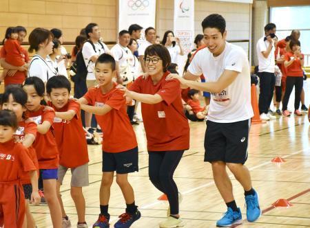 　参加者と運動会を楽しむ萩野公介選手（右端）＝２４日、仙台市