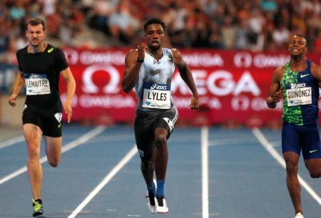 　パリで行われた陸上ダイヤモンドリーグの男子２００メートルで優勝したノア・ライルズ（中央）。（ＡＰ＝共同）